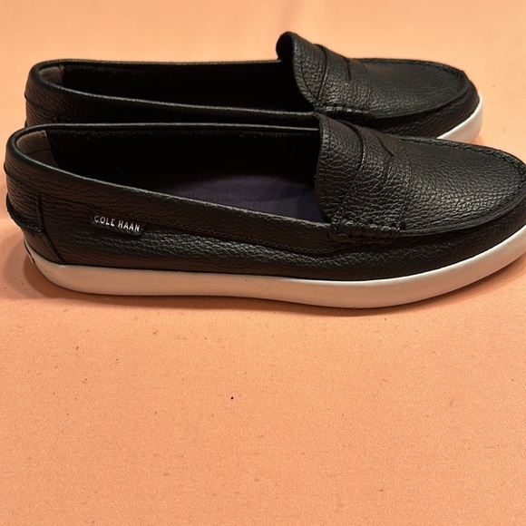 New Cole Haan shoes. Black. Size 8.5. - Picture 4 of 7